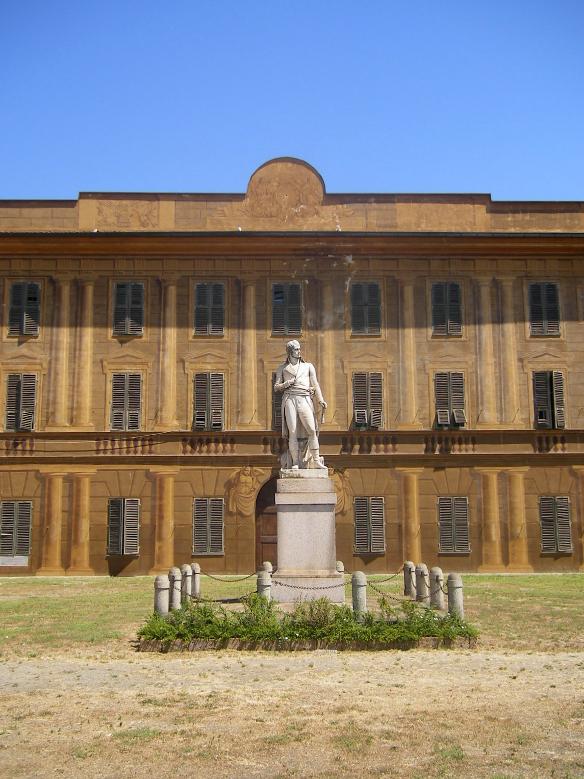 Il Museo di Marengo con la statua davanti alla facciata