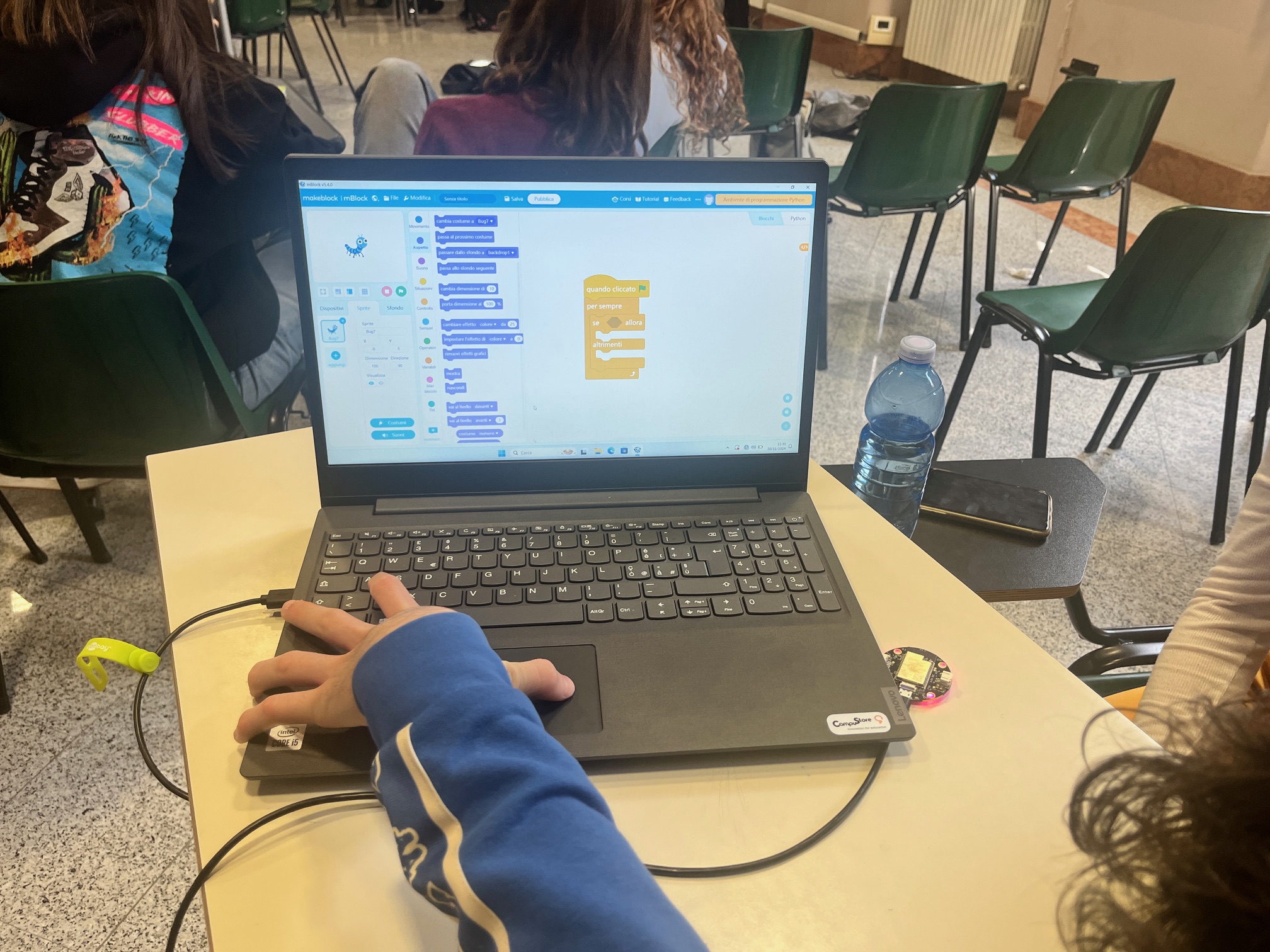 Attività didattica di programmazione durante A Scuola di Robotica